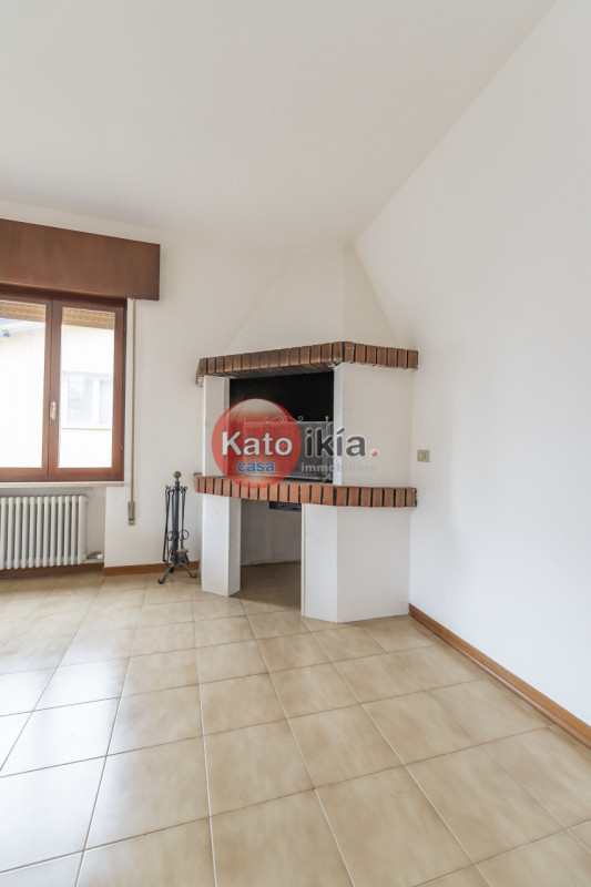 In posizione strategica nel cuore di Creazzo, proponiamo un appartamento al primo piano in Palazz...