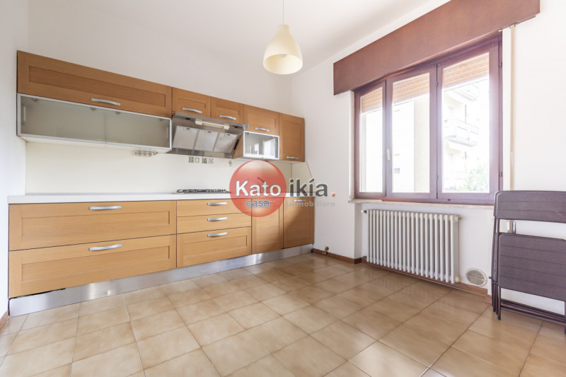 In posizione strategica nel cuore di Creazzo, proponiamo un appartamento al primo piano in Palazz...