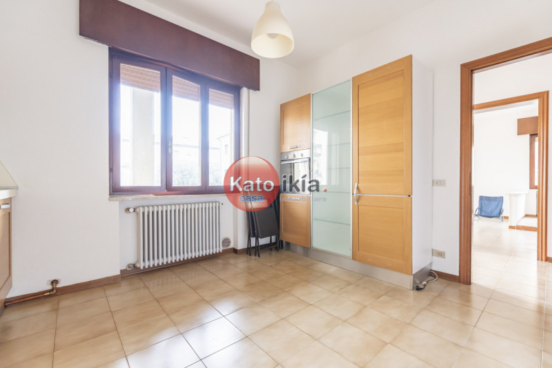 In posizione strategica nel cuore di Creazzo, proponiamo un appartamento al primo piano in Palazz...