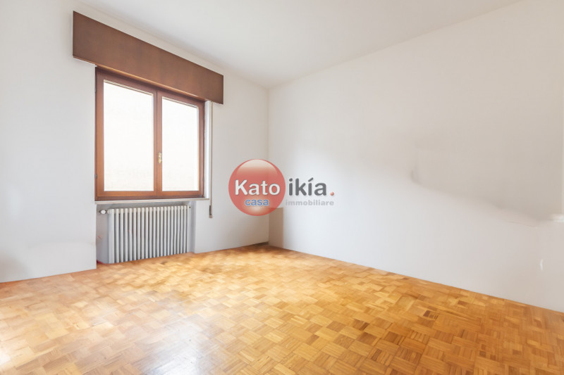 In posizione strategica nel cuore di Creazzo, proponiamo un appartamento al primo piano in Palazz...