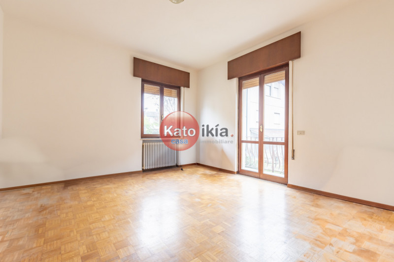 In posizione strategica nel cuore di Creazzo, proponiamo un appartamento al primo piano in Palazz...