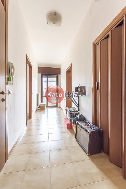 In posizione strategica nel cuore di Creazzo, proponiamo un appartamento al primo piano in Palazz...