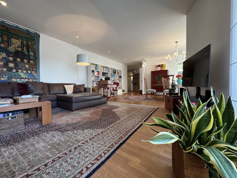 Rif.BA289 (per info +39 3939878704 Daniel)

Proponiamo in vendita un luminoso attico situato a du...