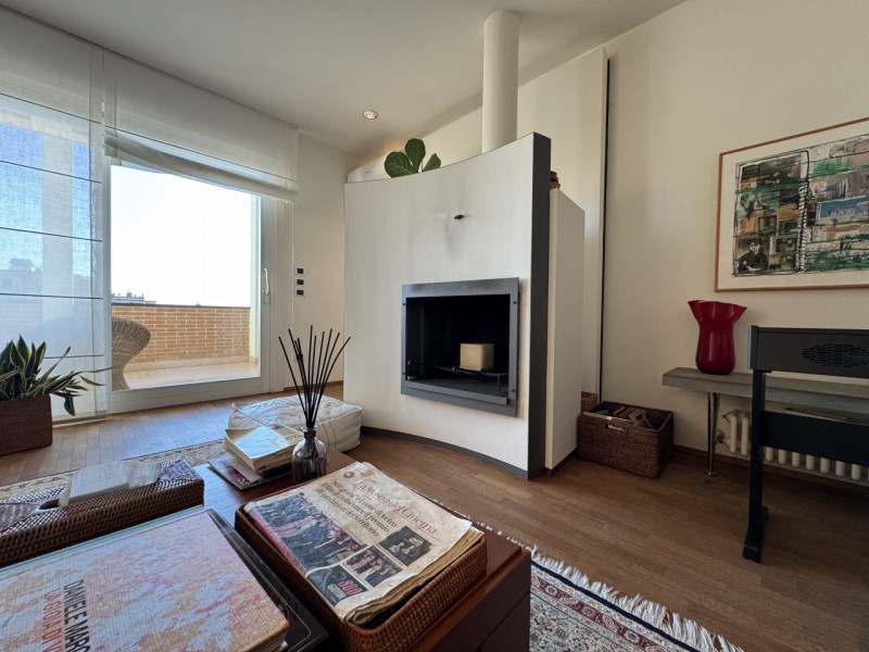 Rif.BA289 (per info +39 3939878704 Daniel)

Proponiamo in vendita un luminoso attico situato a du...