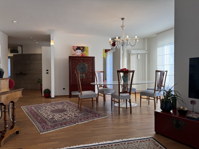 Rif.BA289 (per info +39 3939878704 Daniel)

Proponiamo in vendita un luminoso attico situato a du...