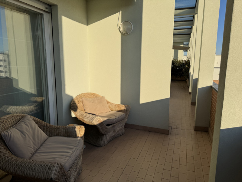 Rif.BA289 (per info +39 3939878704 Daniel)

Proponiamo in vendita un luminoso attico situato a du...