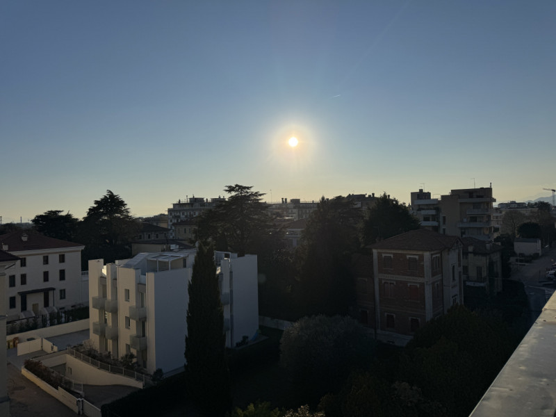 Rif.BA289 (per info +39 3939878704 Daniel)

Proponiamo in vendita un luminoso attico situato a du...