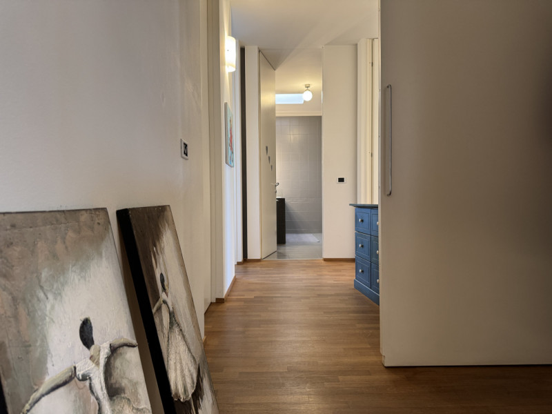 Rif.BA289 (per info +39 3939878704 Daniel)

Proponiamo in vendita un luminoso attico situato a du...