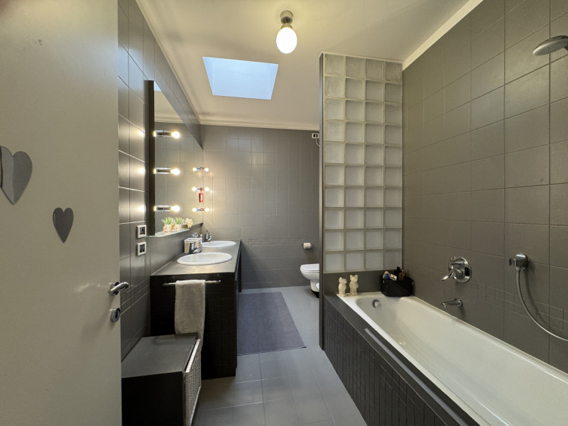 Rif.BA289 (per info +39 3939878704 Daniel)

Proponiamo in vendita un luminoso attico situato a du...