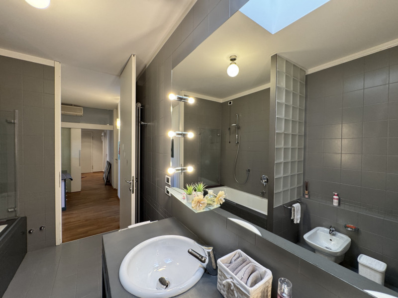 Rif.BA289 (per info +39 3939878704 Daniel)

Proponiamo in vendita un luminoso attico situato a du...