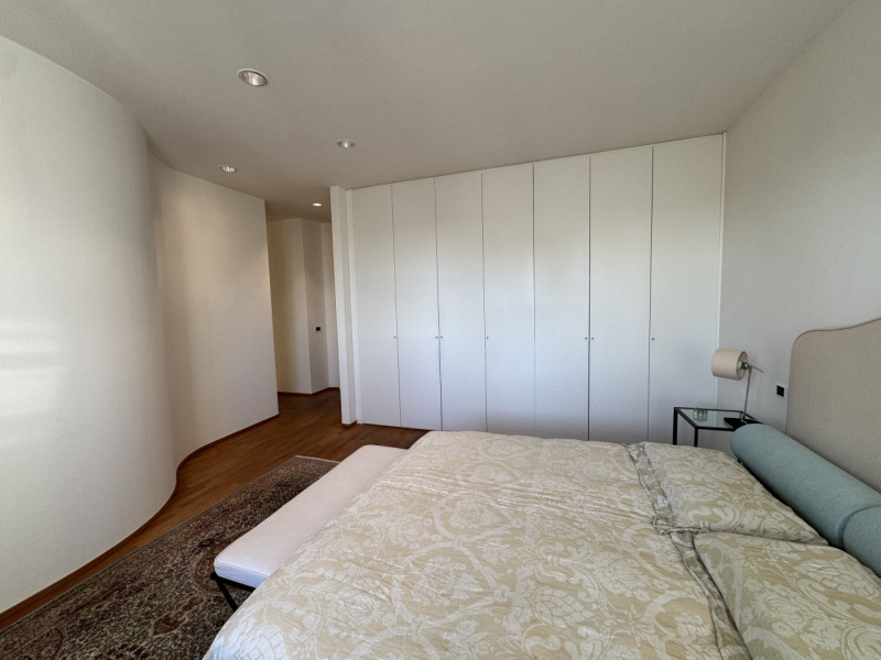 Rif.BA289 (per info +39 3939878704 Daniel)

Proponiamo in vendita un luminoso attico situato a du...