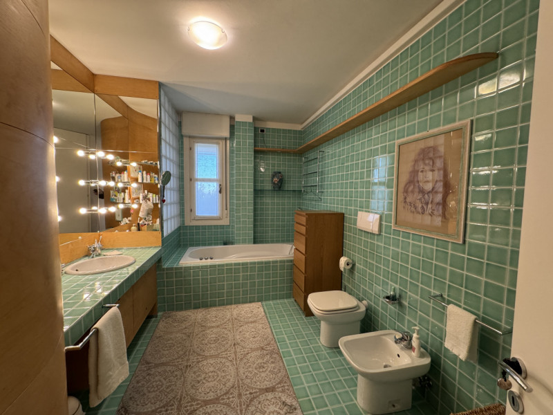 Rif.BA289 (per info +39 3939878704 Daniel)

Proponiamo in vendita un luminoso attico situato a du...