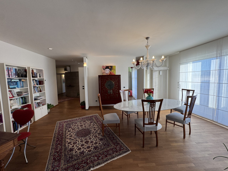 Rif.BA289 (per info +39 3939878704 Daniel)

Proponiamo in vendita un luminoso attico situato a du...