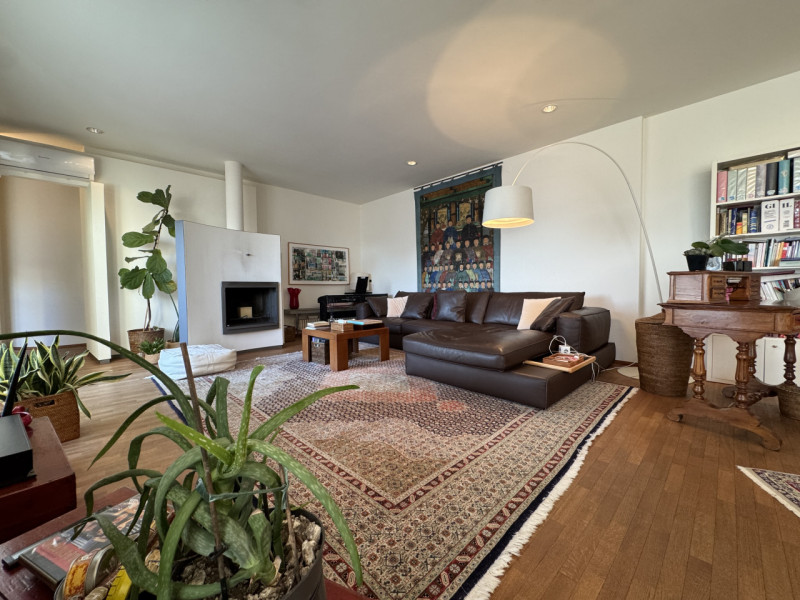 Rif.BA289 (per info +39 3939878704 Daniel)

Proponiamo in vendita un luminoso attico situato a du...