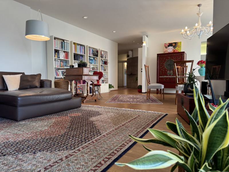 Rif.BA289 (per info +39 3939878704 Daniel)

Proponiamo in vendita un luminoso attico situato a du...