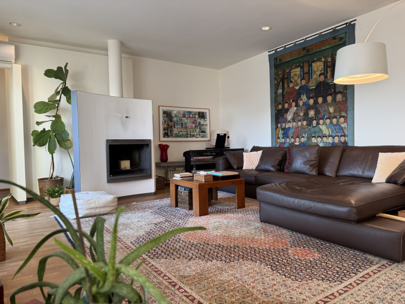 Rif.BA289 (per info +39 3939878704 Daniel)

Proponiamo in vendita un luminoso attico situato a du...