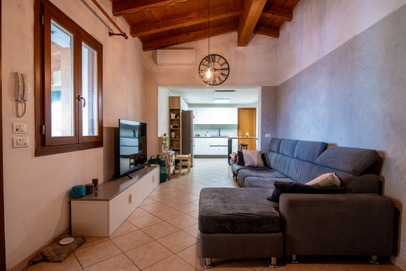 Abano Terme, nel quartiere San Lorenzo, proponiamo in vendita moderna abitazione accostata e svil...