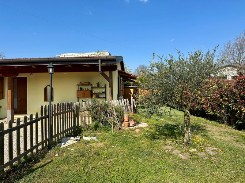 Ad Abano Terme, nel quartiere San Lorenzo, proponiamo in vendita moderno appartamento sviluppato ...