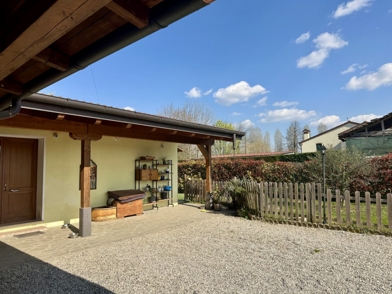 Abano Terme, nel quartiere San Lorenzo, proponiamo in vendita moderna abitazione accostata e svil...