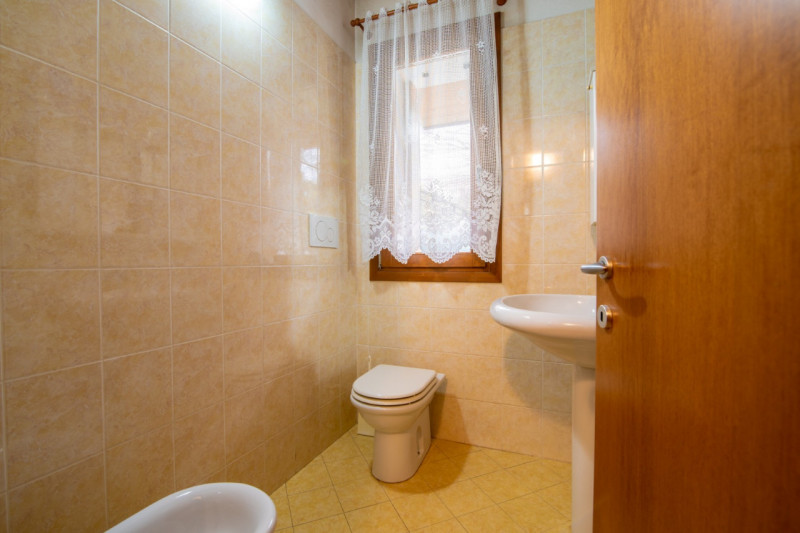 Ad Abano Terme, nel quartiere San Lorenzo, proponiamo in vendita moderno appartamento sviluppato ...