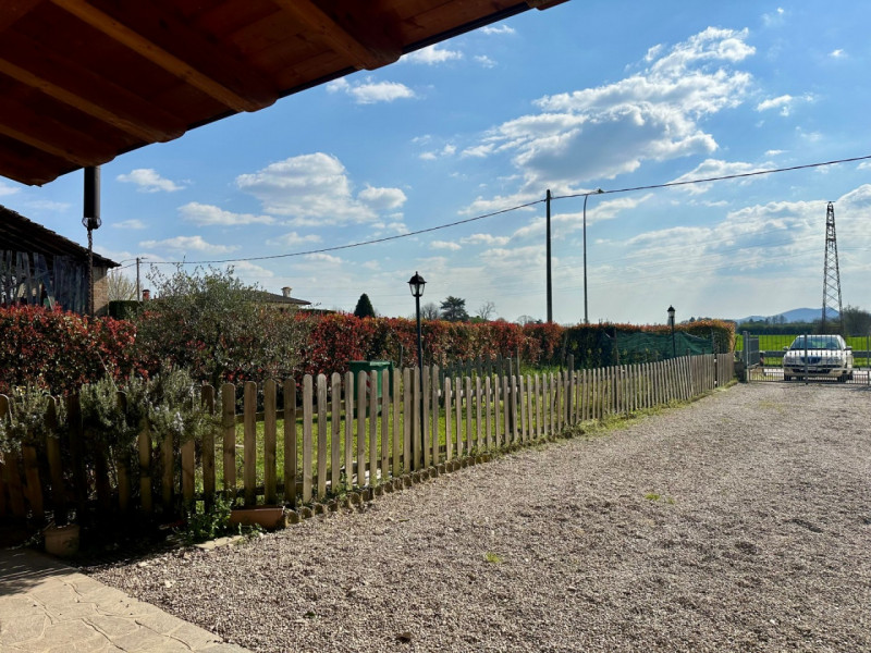 Ad Abano Terme, nel quartiere San Lorenzo, proponiamo in vendita moderno appartamento sviluppato ...