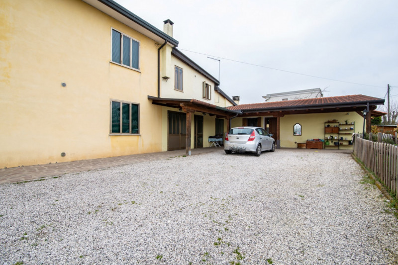 Abano Terme, nel quartiere San Lorenzo, proponiamo in vendita moderna abitazione accostata e svil...