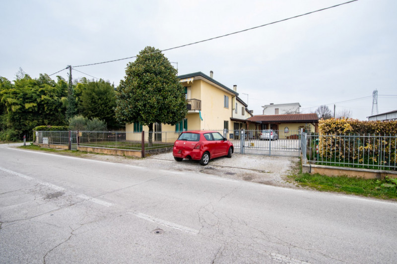Abano Terme, nel quartiere San Lorenzo, proponiamo in vendita moderna abitazione accostata e svil...
