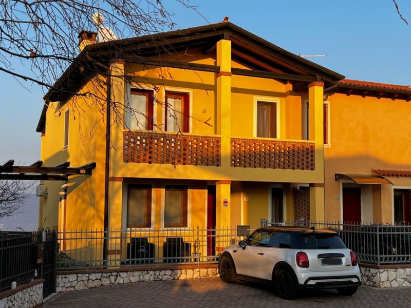 Metro Immobiliare propone in affitto una splendida porzione di bifamiliare completamente indipend...