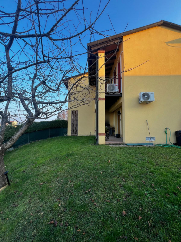 Metro Immobiliare propone in affitto una splendida porzione di bifamiliare completamente indipend...