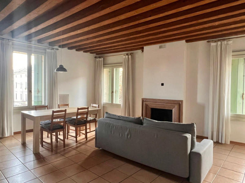 UBICAZIONE E CONTESTO

Nella zona ovest di Vicenza, al di fuori delle mura del centro storico, pr...