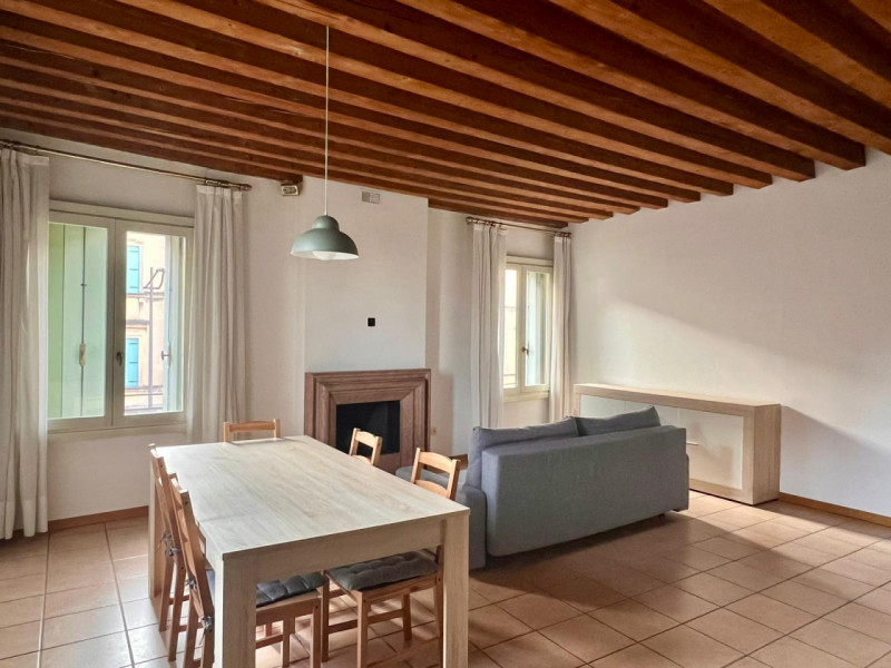 UBICAZIONE E CONTESTO

Nella zona ovest di Vicenza, al di fuori delle mura del centro storico, pr...