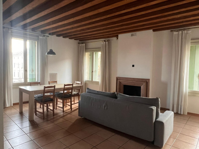 UBICAZIONE E CONTESTO

Nella zona ovest di Vicenza, al di fuori delle mura del centro storico, pr...