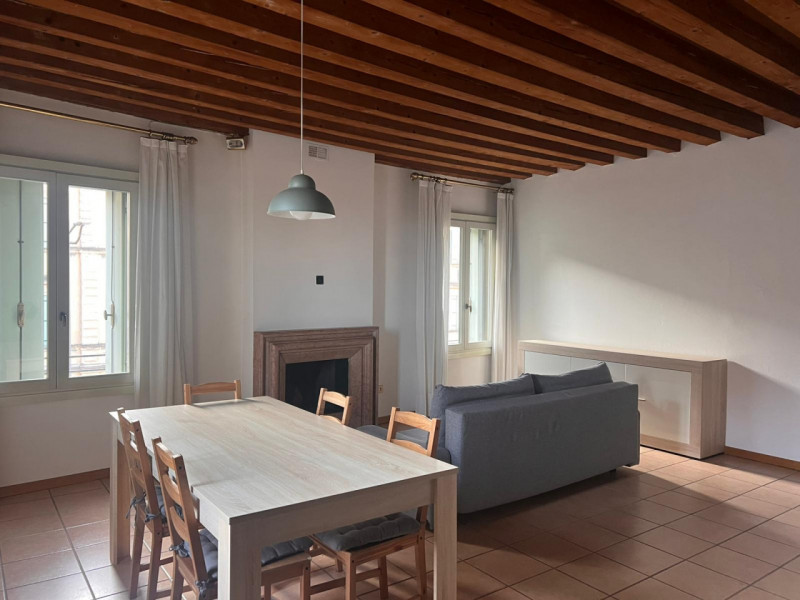 UBICAZIONE E CONTESTO

Nella zona ovest di Vicenza, al di fuori delle mura del centro storico, pr...