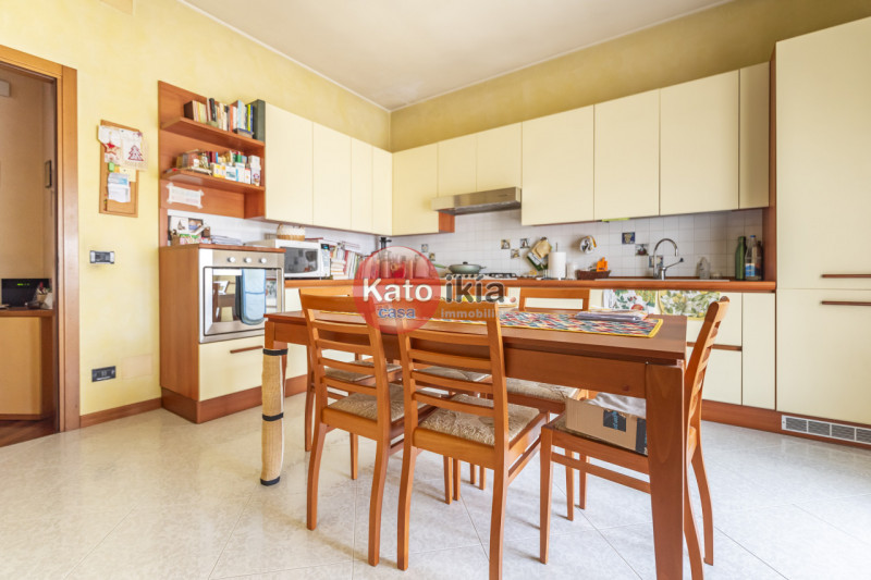 In posizione tranquilla e centrale nel comune di Creazzo, proponiamo in vendita un luminoso appar...