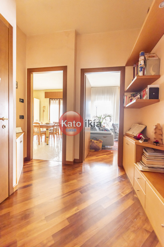 In posizione tranquilla e centrale nel comune di Creazzo, proponiamo in vendita un luminoso appar...