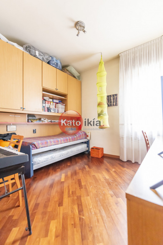 In posizione tranquilla e centrale nel comune di Creazzo, proponiamo in vendita un luminoso appar...