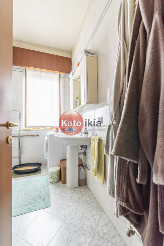 In posizione tranquilla e centrale nel comune di Creazzo, proponiamo in vendita un luminoso appar...