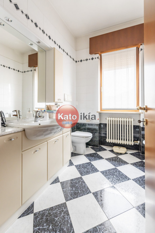 In posizione tranquilla e centrale nel comune di Creazzo, proponiamo in vendita un luminoso appar...