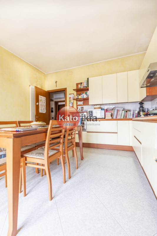 In posizione tranquilla e centrale nel comune di Creazzo, proponiamo in vendita un luminoso appar...