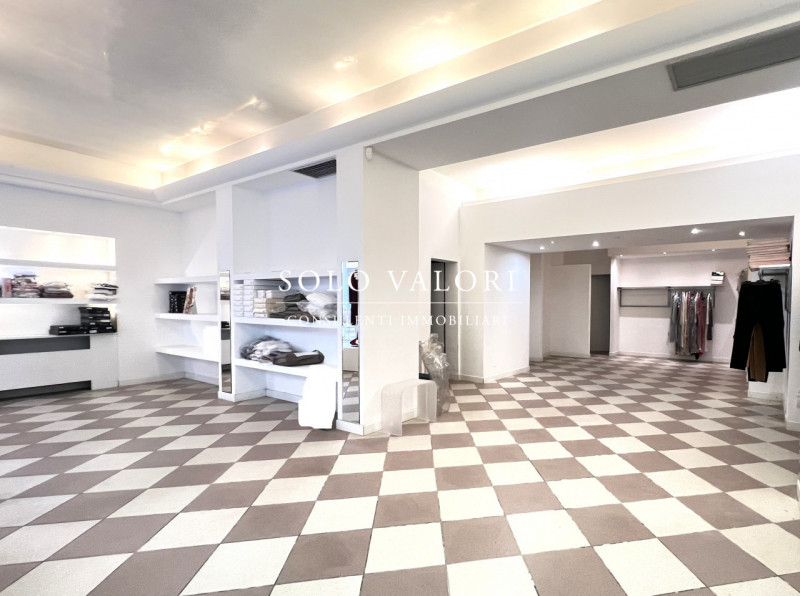 Rif. NEG13 (per info 338 9387816 Matteo)

Proponiamo in vendita un negozio situato in posizione s...