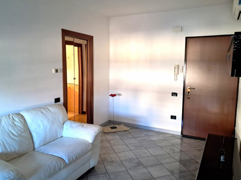 A TRIBANO CENTRO APPARTAMENTO IN LOCAZIONE !!!, COMODISSIMO, AL PIANO PRIMO !!!

Sono Vilma Lazza...