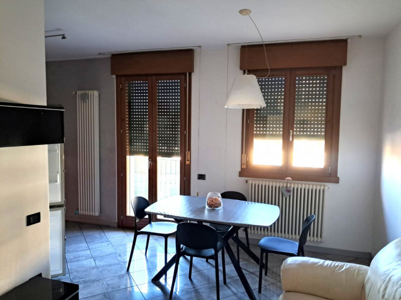 A TRIBANO CENTRO APPARTAMENTO IN LOCAZIONE !!!, COMODISSIMO, AL PIANO PRIMO !!!

Sono Vilma Lazza...