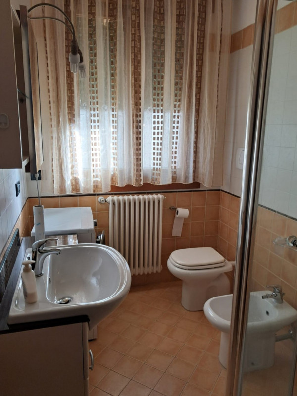 A TRIBANO CENTRO APPARTAMENTO IN LOCAZIONE !!!, COMODISSIMO, AL PIANO PRIMO !!!

Sono Vilma Lazza...