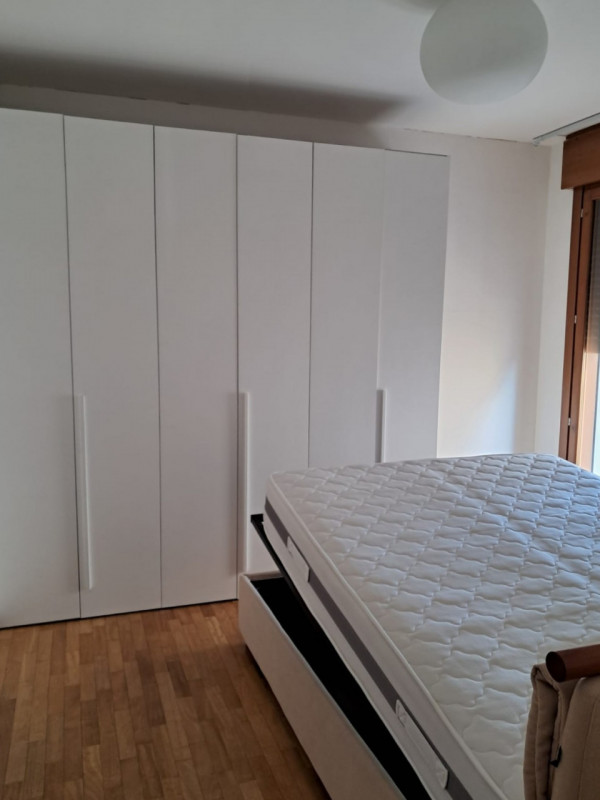 A TRIBANO CENTRO APPARTAMENTO IN LOCAZIONE !!!, COMODISSIMO, AL PIANO PRIMO !!!

Sono Vilma Lazza...