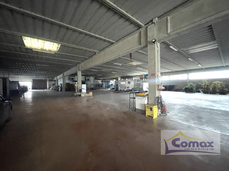 Vò capannone artigianale con uffici e abitazione residenziale tipo bifamiliare.

La proprietà e r...