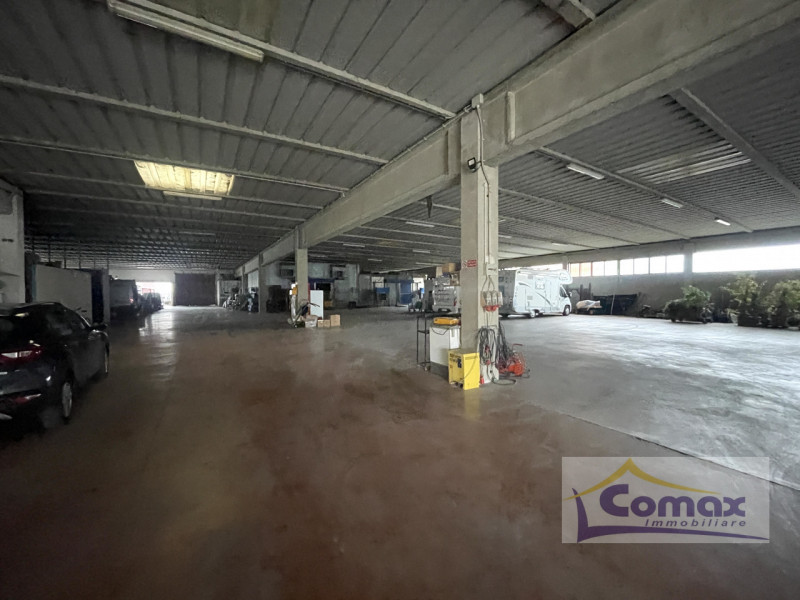 Vò capannone artigianale con uffici e abitazione residenziale tipo bifamiliare.

La proprietà e r...