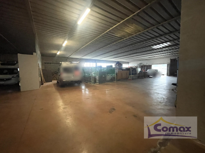 Vò capannone artigianale con uffici e abitazione residenziale tipo bifamiliare.

La proprietà e r...