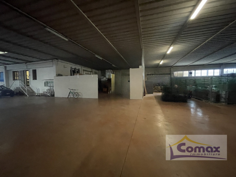 Vò capannone artigianale con uffici e abitazione residenziale tipo bifamiliare.

La proprietà e r...