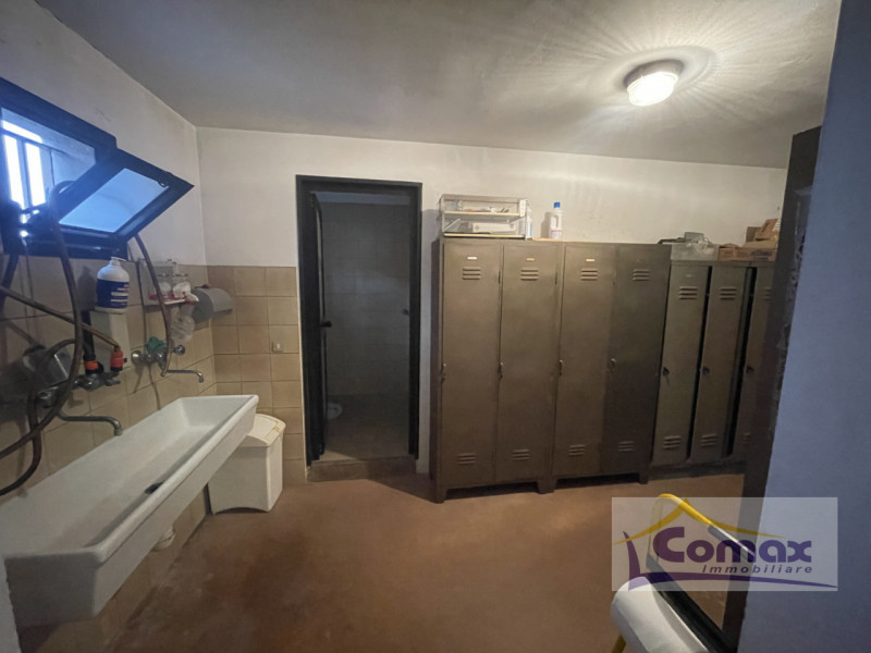 Vò capannone artigianale con uffici e abitazione residenziale tipo bifamiliare.

La proprietà e r...