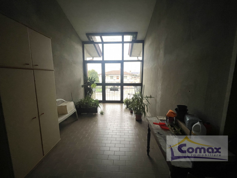 Vò capannone artigianale con uffici e abitazione residenziale tipo bifamiliare.

La proprietà e r...